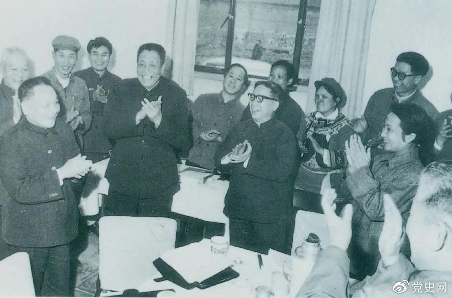 1978年3月2日,邓小平到五届全国人大一次会议云南和四川省代表团看望代表们。