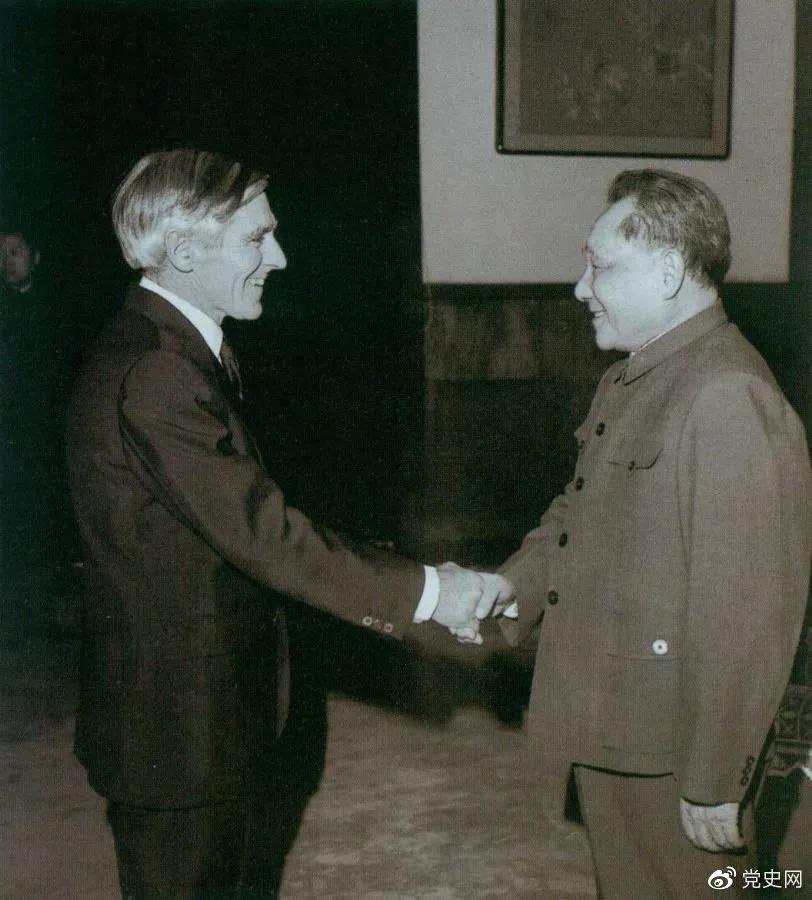 1981年1月26日,邓小平对来访的澳大利亚外长斯特里特说,我们要写个文件,主要是总结建国以来的历史经验。
